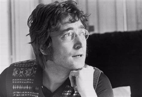 The album sold 300,000 copies in the first week, and 1 million by its third week in the uk. John Lennon en 5 canciones