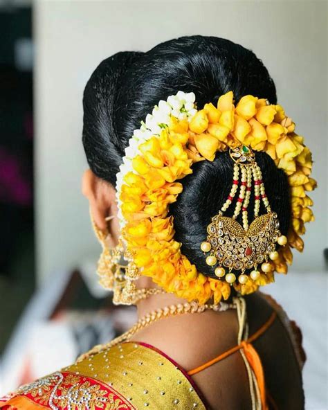 Pin By Appa Jadhav On Hairstyle गजरा आणि वेणी Indian Bridal Hairstyles Big Bun Hair Wedding