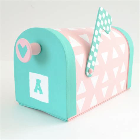 10 Cute Diy Valentines Day Mailboxes For Kids Shelterness