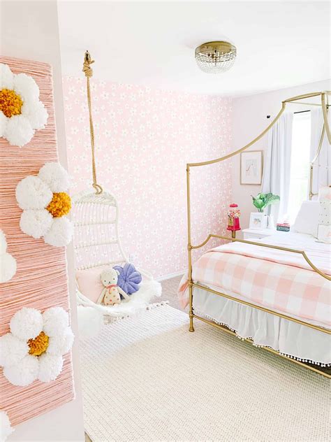 Av S Room With Daisy Wallpaper Girls Room Wallpaper Daisy Wallpaper