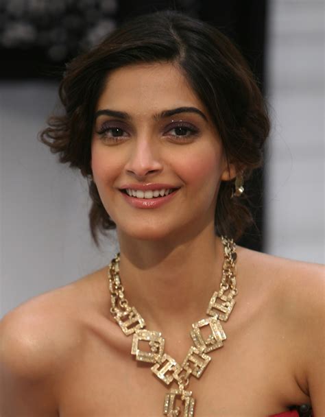 Indian Actress Hd Wallpapers Images Pics Gallery Bollywood Actress Hd Wallpapers Sonam