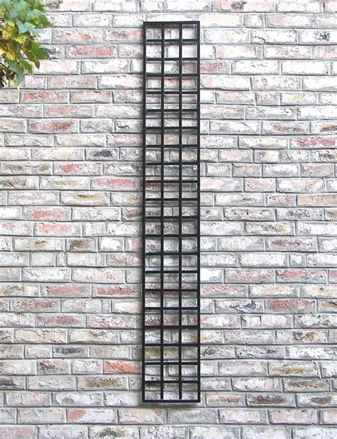 Das gitter aus schwarz lackiertem metall mit dem dreieckigen akzent obendrauf ist einfach in boden zu stecken und steht ganz fest. Special Modern Trellis - Trellises for Walls - www.classic ...