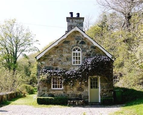 22 Cozy Cottages Youll Want To Escape To This Weekend Stone Cottage