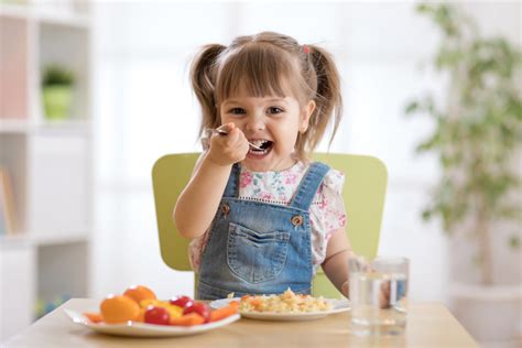 Crianca Comendo Comida Saudavel Secad