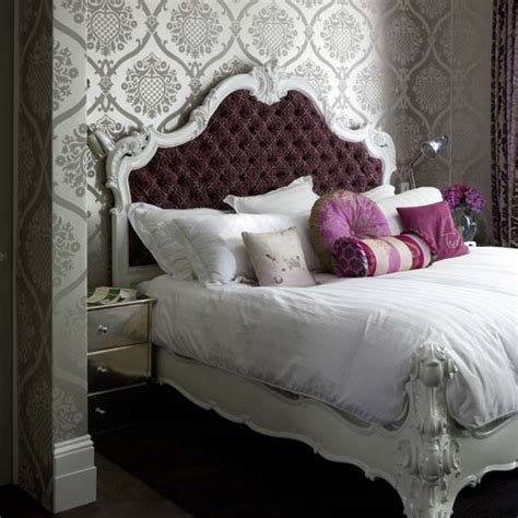 Luxury Damask Wallpaper Design For Your Bedroom Decorating