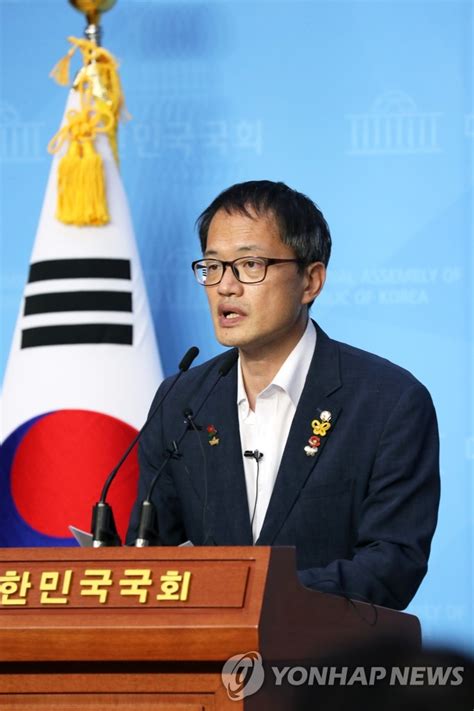 전해철, 박주민 의원(모두 더불어민주당)이 대표발의한 2개안은 복무기간을 1.5배로 규정하는 반면 이철희 의원(더불어민주당) 대표발의안은 복무기간을 2배로 규정한다. 박주민 의원, 당 대표 출마 선언 | 연합뉴스