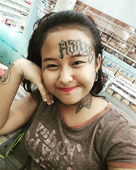 Viral Mantan Gadis Punk Yang Kini Berhijab Dengan Tato Di Kening