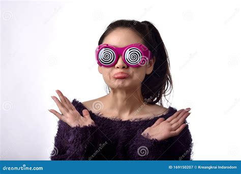 Zamęczona I Zdenerwowana Kobieta Z Azji Nosi śmieszne Okulary Wyraz Twarzy Dziewczynki Czuć Się