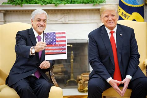 Él y sus hijos tienen la segunda el presidente piñera anunció nuevos bonos y préstamos para la clase media, que suman un total de 6. Piñera le muestra un "meme" a Trump con las banderas y las ...