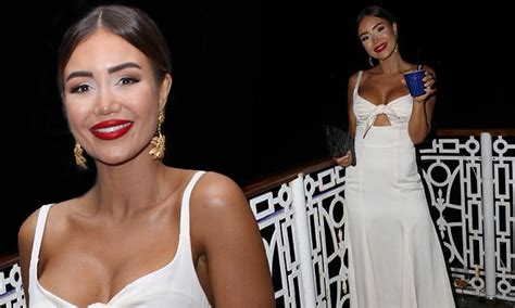 Pia Muehlenbeck S Busty White Dress At Bondi Sands Cruise Daily Mail