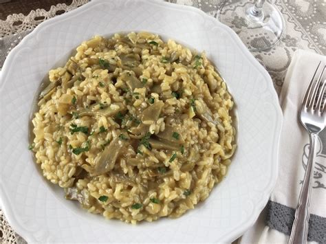 Se però avete l'esigenza di una preparazione anticipata, potrete anche pensare di prepararlo in maniera classica, per poi ripassarlo al forno con un po' di mozzarella, ottenendo un timballo di riso. Risotto ai carciofi cremoso e facile da preparare ...