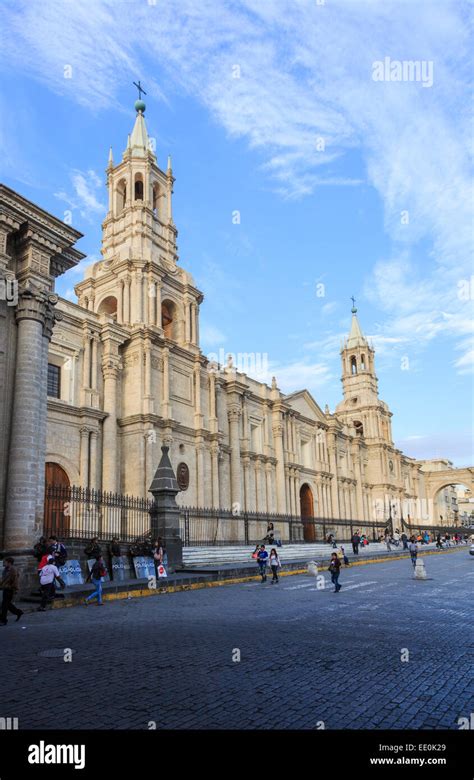 Basílica Catedral De Arequipa Construida En Sillar En La Plaza De