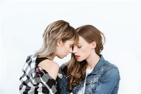 le coppie lesbiche sensuali capaci di baciare hanno isolato su grey immagine stock immagine di