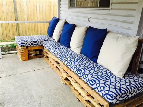 La trasformazione in un letto avviene attr. 1001 + idee per divani con bancali per interni ed esterni ...