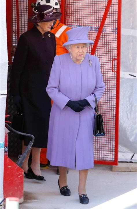 Theres A Very Good Reason The Queen Wears Bright Colors Royal Look