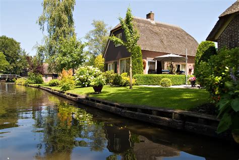 Indeed, the little village is so dependent on its waterways, many of the houses cannot be reached by road. giethoorn | holland 2011 | piotr iłowiecki | Flickr