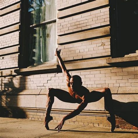 37 Captivating Portraits Of Ballet Dancers Dancing On New York Streets