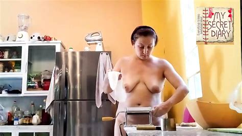 nackt kochen eine fkk haushälterin kocht in der küche nackte magd nackte hausfrau eine