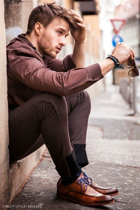 A picture talks and a man's picture must speak of his confidence, strength and calm, especially when we are talking about portrait photographs. 285 best Portrait posing male: sitting down, 3/4 or entire ...