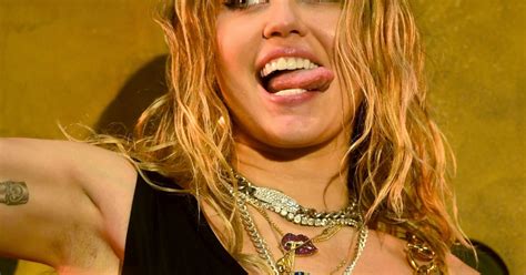 Miley Cyrus Lança Teasers Para She Is Coming E Ninguém Está Sabendo