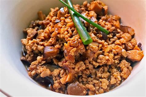 Add in a little water and simmer until the kiwi has softened. Braised Mushroom and Meat Sauce | Asian Inspirations