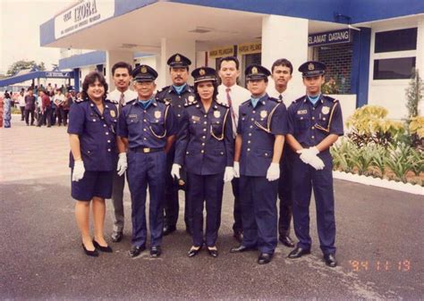Jabatan imigresen malaysia adalah sebuah agensi di bawah kementerian dalam negeri yang menyediakan perkhidmatan kepada warganegara malaysia, penduduk tetap dan warganegara asing yang berkunjung ke malaysia. Jabatan Imigresen Malaysia Shah Alam - Soalan 20