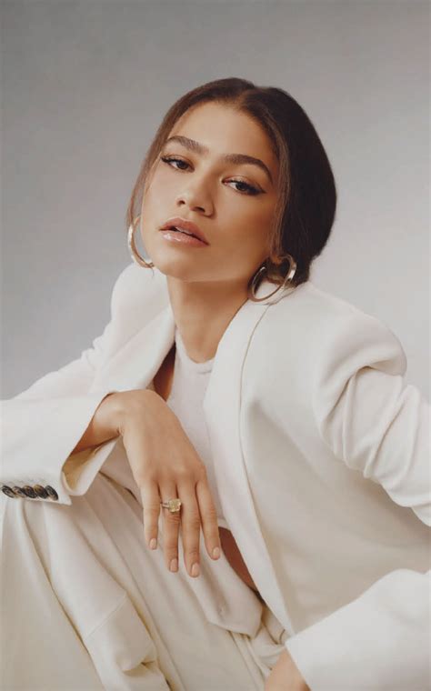 An Effortlessly Cool Zendaya Covers Elle Canadas 2023 Issue