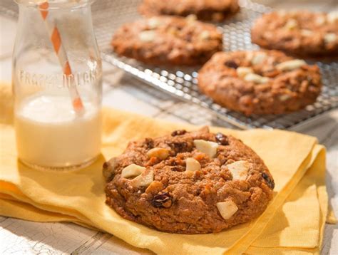 Easy recipe for strawberry chocolate chip cookies using strawberry cake mix. Recipes: Cookies & Bars | Duncan Hines Canada®
