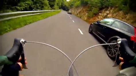ロードバイクが峠の下り（ダウンヒル）で車をどんどん抜かしていく動画！│面白動画 Funnymovie