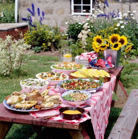 12 Simple And Easy Summer Picnic Ideas For Your Backyard Comfort