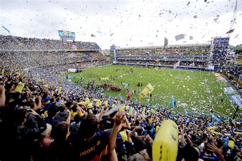 Liberan a detenido por atacar al autobús de boca juniors el día de la final. Superclasico Argentino Boca juniors vs River plate 2014 ...