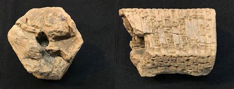 Sua Au Returnat Irakului O Tăbliţă şi O Prismă Cu Scriere Cuneiformă