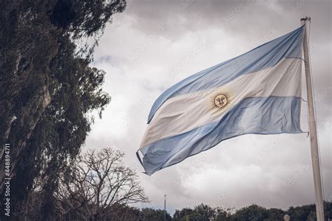 Bandera Argentina Flameando En Mástil Gris Con Fondo De Cielo Azul