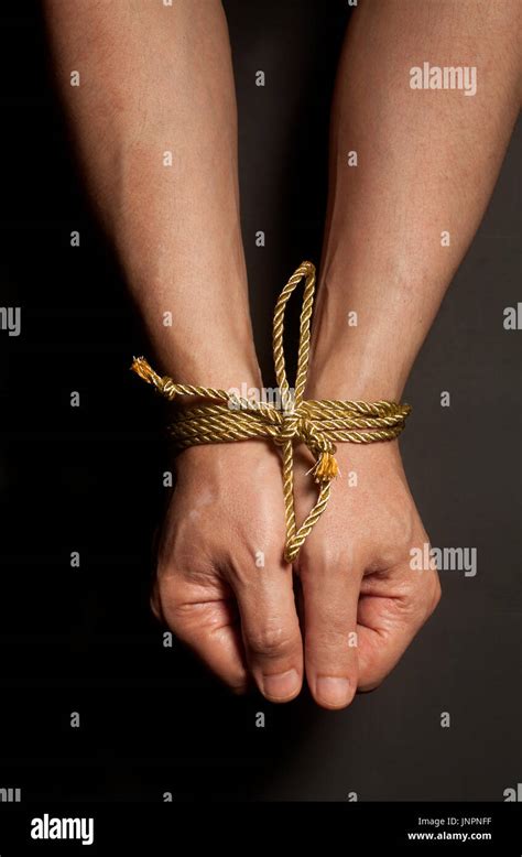 Las manos atadas con una cuerda macho Fotografía de stock Alamy