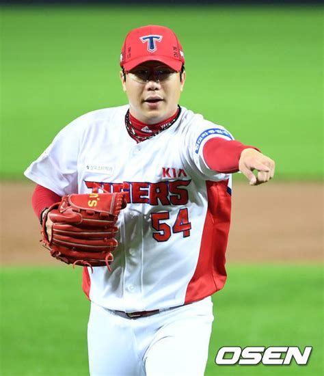 미국프로야구(mlb)에 도전하는 왼손 투수 양현종(33)이 텍사스 레인저스 구단과 계약을 앞둔 것으로 알. "양현종, 130만 달러 TEX와 마이너리그 계약" 텍사스 매체 오피셜