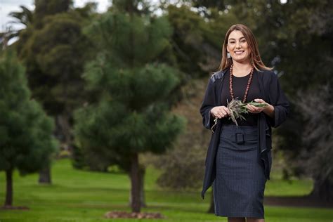 Şu anda victoria için senatör , avustralya yeşillerini temsil ediyor ve aynı zamanda victoria'dan ilk aborijin senatörü. Lidia Thorpe | Australian Greens Victoria