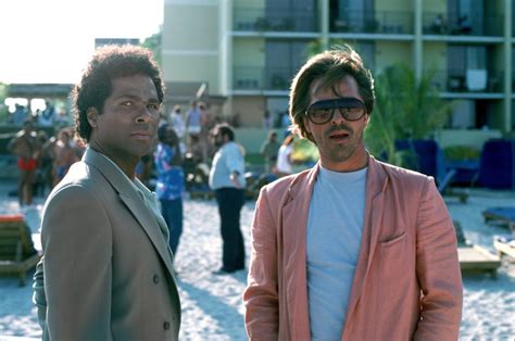 35年前的《迈阿密风云》 Miami Vice 改变了你对警匪片和时尚的所有了解