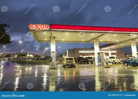 Station D'Exxon Gas La Nuit Photographie éditorial - Image du transport