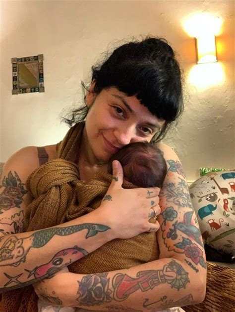 mon laferte publicó la primera foto con su bebé joel — fmdos
