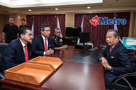 15 mayıs 1947 doğumlu), mart 2020'den bu yana malezya'nın 8. Muhyiddin diberi taklimat kementerian baru [METRO TV ...