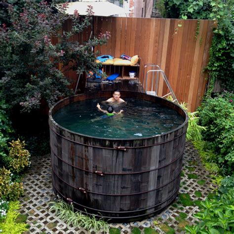 I got two more boxes of bees this spring, though because of a cold snap the weekend that they arrived one swarm died. Repurposed Nyc Water Tower in Above Ground Pool | 1001 Gardens