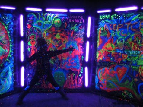 Glow In The Dark And Black Light Party Ideas Blacklight Party Black