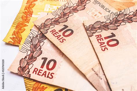 Real Dinheiro Do Brasil Várias Notas De Reais Sobre Uma Mesa Notas