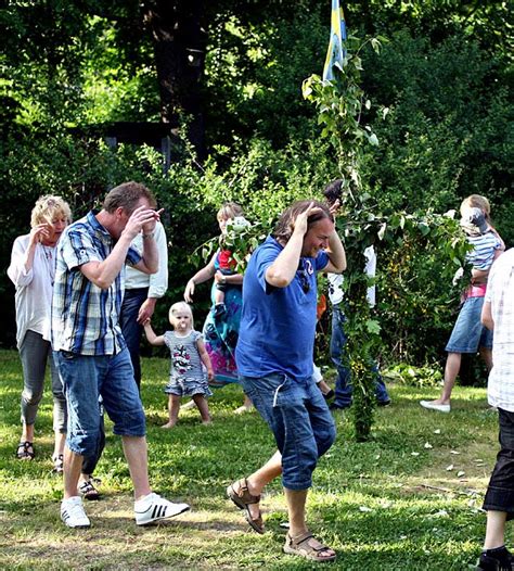 Små grodorna (swedish for the little frogs) is a traditional swedish dance and song traditionally performed at midsummer, where the participants dance around the maypole. Tomas vardagsbilder: Små grodorna