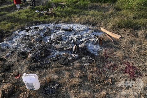 カースト最下層女性集団レイプ死、警察が遺族の意思に反して遺体を火葬 写真8枚 国際ニュース：afpbb News