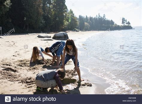 M Dchen Spielen Im Sand Fotos Und Bildmaterial In Hoher Aufl Sung Seite Alamy