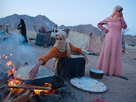 People With Bread Bedouin Camp Egypt Deserts Of The World Desert