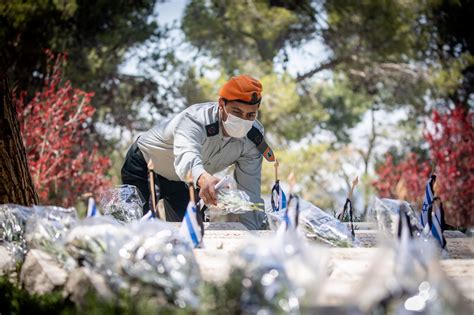 Back At Military Cemeteries Israelis Grieve Fallen Soldiers Terror