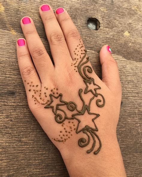 These minimal designs are loved by the people who do not like a lot of fuss and muss. 12 New Simple and Adorable Mehndi Designs for Kids | Meesho