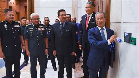 Aug 16, 2021 · tan sri muhyiddin yassin hari ini mengesahkan perletakan jawatannya sebagai perdana menteri malaysia berikutan dengan tiada sokongan majoriti. Tan Sri Muhyiddin memulakan tugasnya sebagai Perdana ...